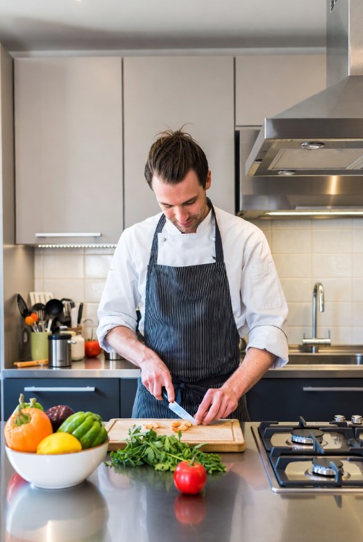 Wenn Männer kochen: Wie Funktion, Technik und Klarheit die Küche prägen