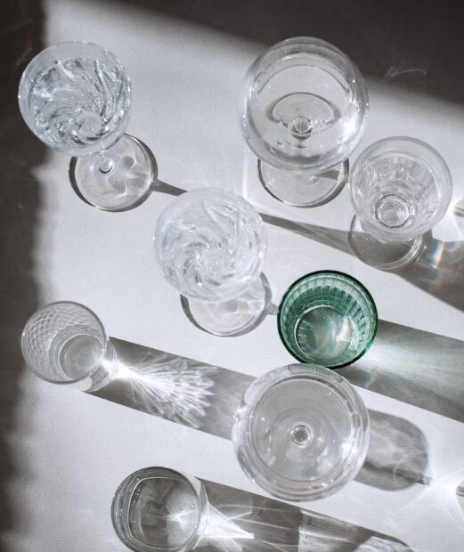 Klarglasgläser auf weißem Tisch